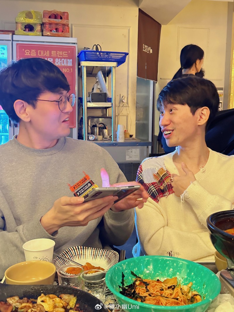糖小幽分享照片:Doinb在韩国和金贡见面,金贡瘦了好多!
