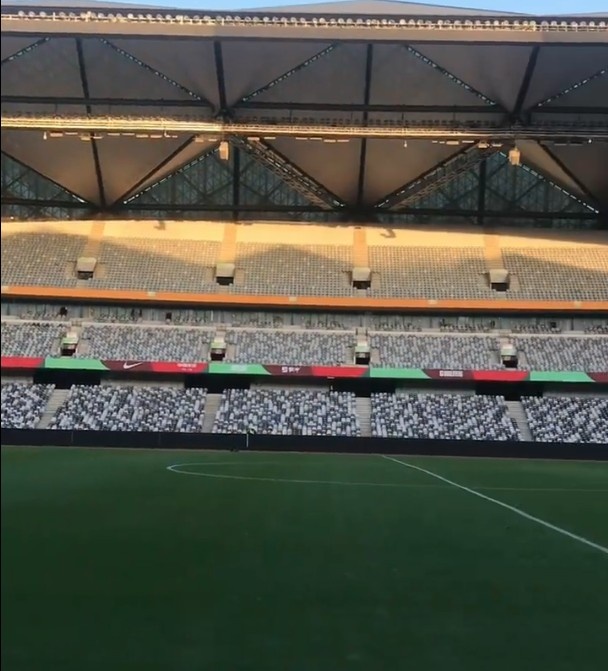 深圳大运中心体育场已为中韩战准备就绪,草皮经修整后焕然一新