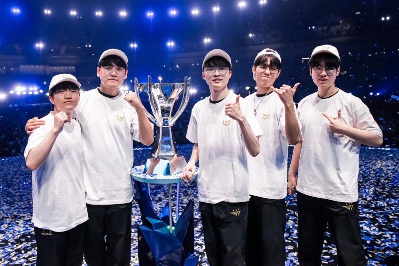 LoLesports官推晒T1冠军五人组和奖杯合影:登神 GODS!