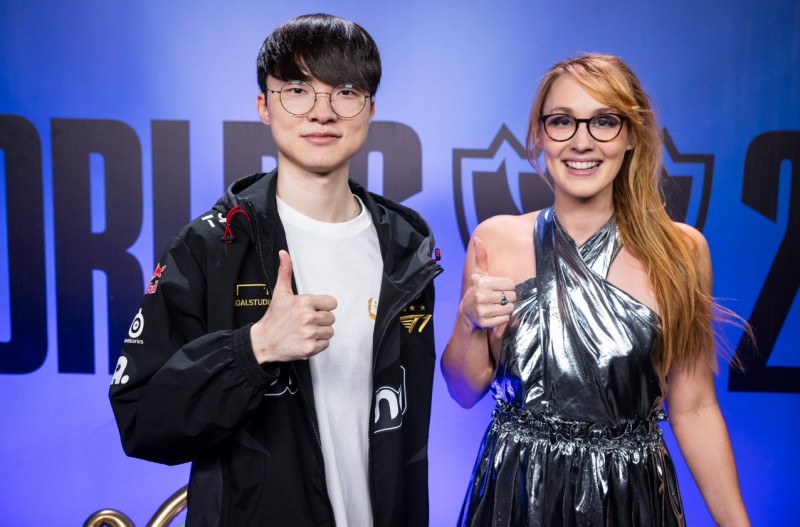 美女解说Sojkz晒与Faker合照:恭喜你 King Faker!!