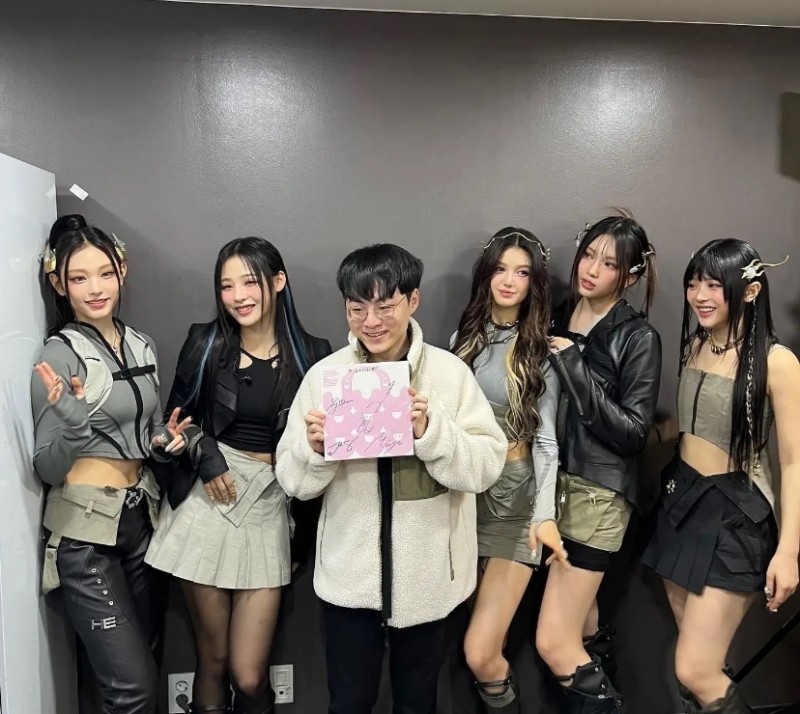 Showmaker晒与Newjeans女团合照：被美女包围 许秀脸都笑歪咧！