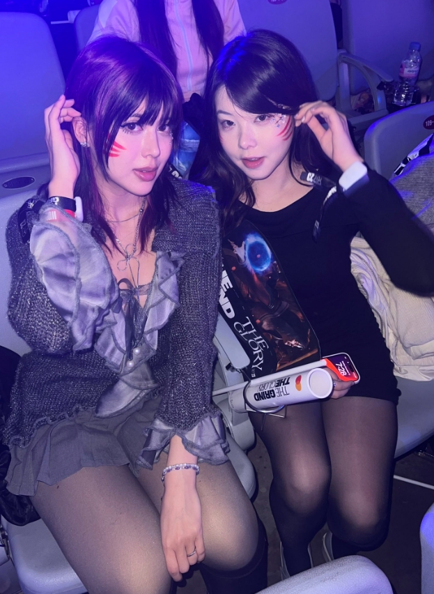 前TL职业哥女友美照分享:重磅黑丝选手登场!颜值&身材皆是顶配