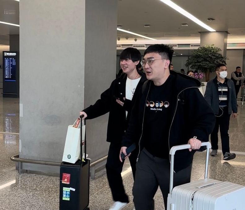 被误认为男明星？韩国网友机场偶遇刘青松 直言：这是职业选手吗