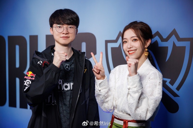 主持希然晒与LCK女主持们的合照:S13下班 下次见!