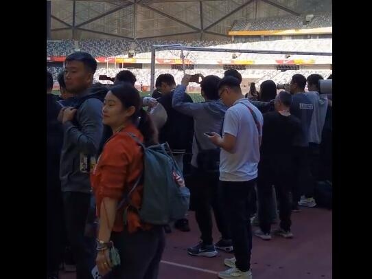 中国足球难得盛况空前,百余名记者采访中韩战赛前