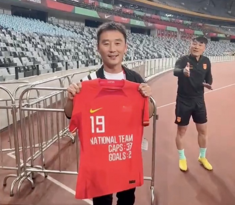 北青：前国脚杨昊转型媒体人向张琳芃提问 足协向其赠送纪念球衣