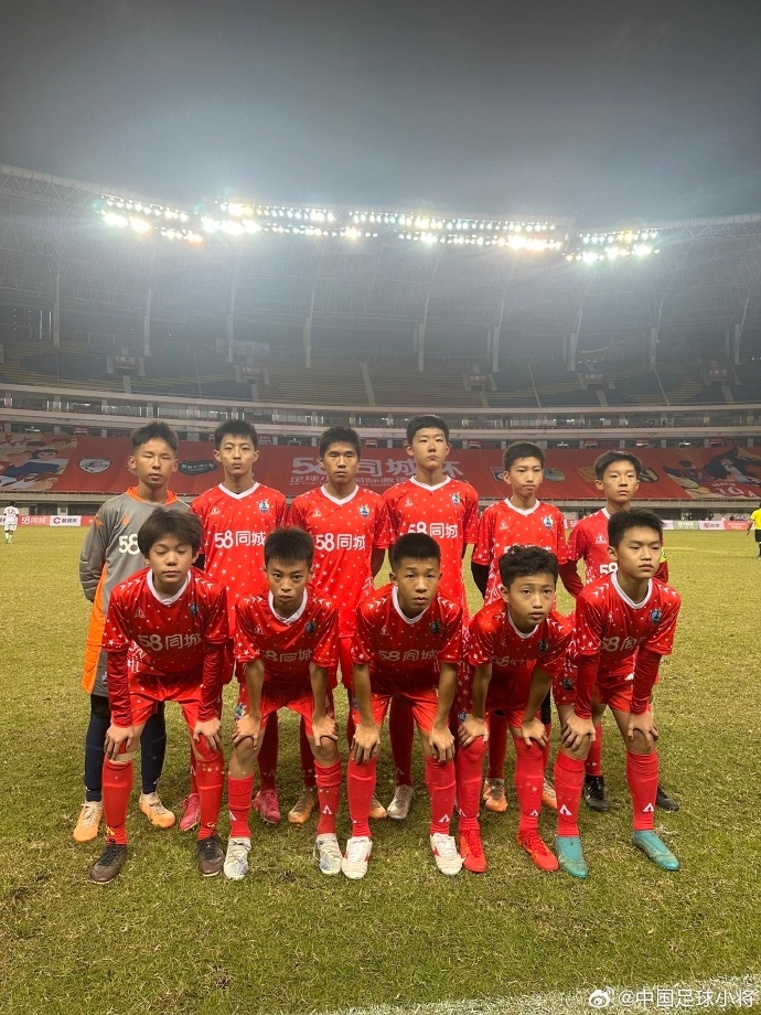 首战大胜告捷！中国足球小将4-0里昂U12，陈政飞半场奔袭一条龙