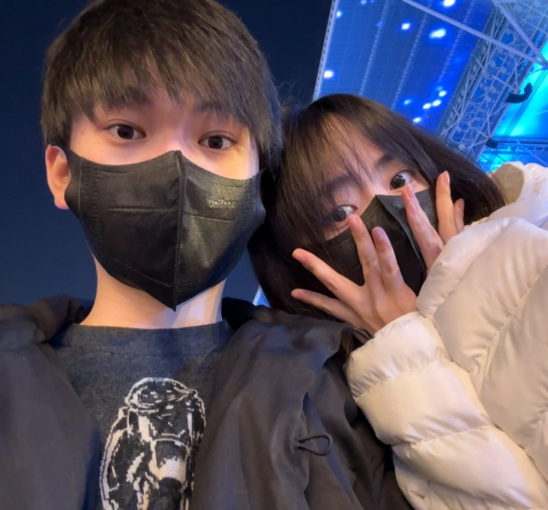 不羡鸳鸯不羡仙 羡慕哥哥每一天!JKL女友晒出两人同听五月天现场