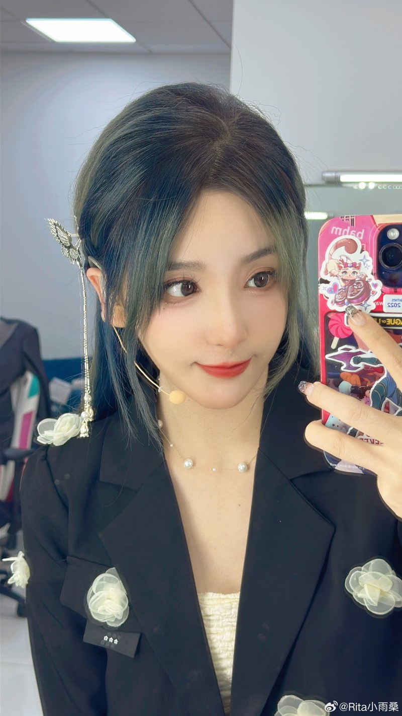 解说Rita晒照:西装制服搭配荧光绿头发 尽显肤白