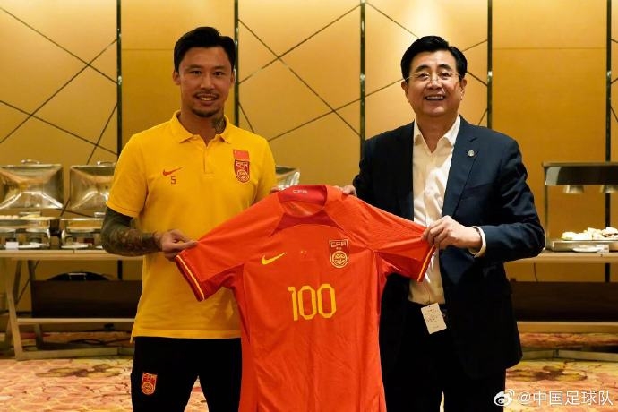 国足百场里程碑!中国足协主席宋凯和扬科维奇向张琳芃赠送纪念球衣