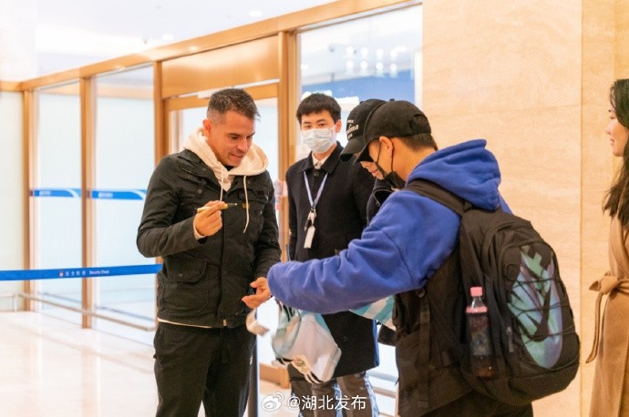 萨维奥拉、卢卡-安东尼尼抵达武汉,参加世界超级球星足球赛