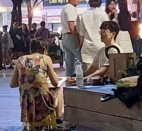没有为败诉伤心!越南粉丝在胡志明市偶遇Scout:当时正在画肖像照