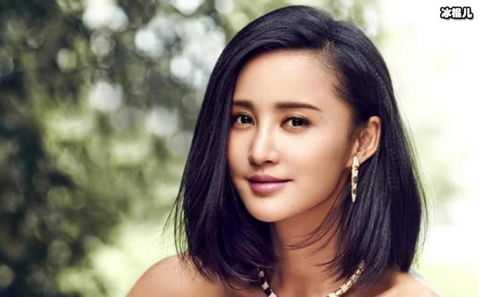 张歆艺带儿子坐飞机,跟空乘打招呼超可爱