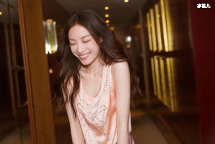 倪妮金色开衩裙秒变人鱼公主,这装扮真是让人难以抗拒