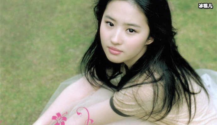 刘亦菲的母亲为何两度离婚远走他乡，网友：都是为了孩子