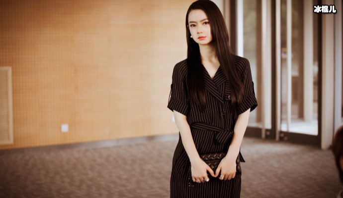 戚薇一家游玩被偶遇,抽空陪伴女儿引好评不炒作却因它而火?