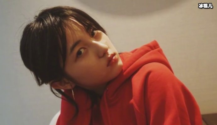 一个情商低到何炅都吐槽,一个直播说女生脚臭后者却被全网黑
