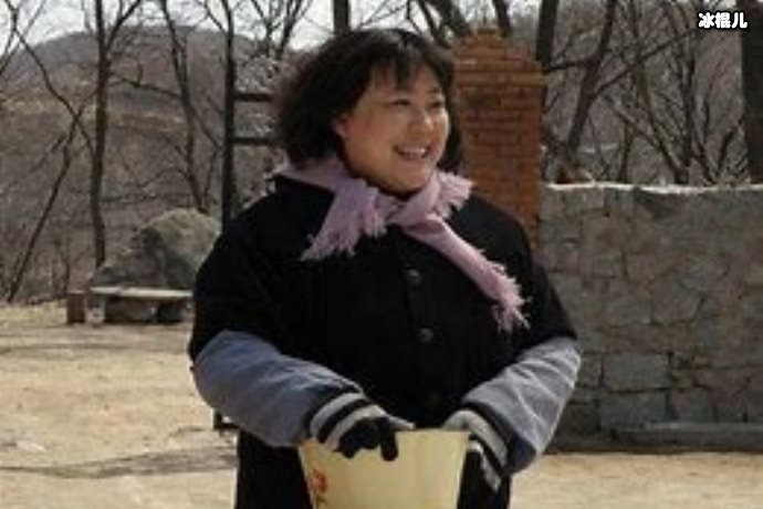 李菁菁一家高铁用餐夫妻装扮高调带同款翡翠戒指,网友:又炫富