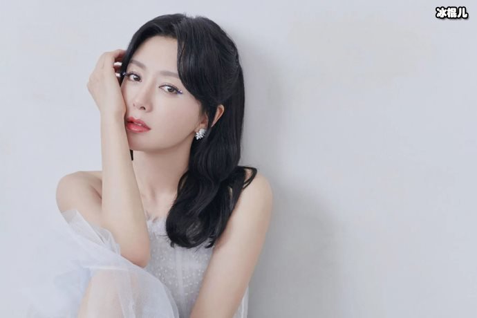 秦岚微博晒出跨年服装造型，雪花妆容尽显精致犹如冰雪女王