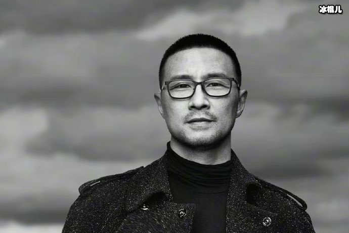 汪峰开心度过父亲节,章子怡帮忙拍照照片中里的汪峰秃顶了?