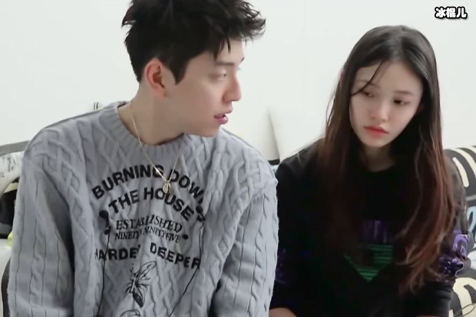 王大陆陪林允回老家，手捧鲜花和礼物网友：像极了女婿回乡