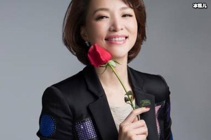 她家境优渥却15岁就被迫打工,今蜕变成央视一姐嫁富豪生活美满