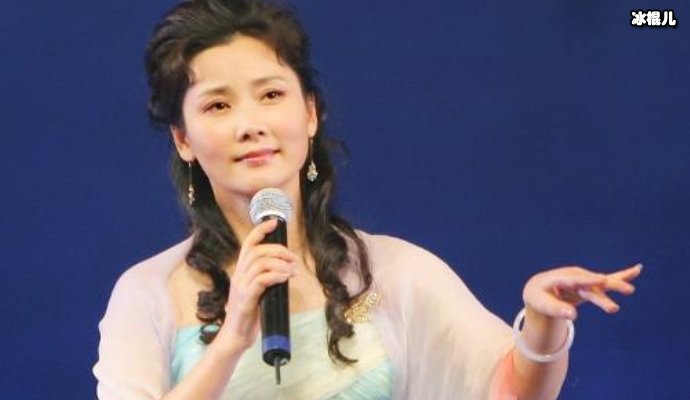 翁虹大秀一字马穿紧身衣显性感身材,颜值不输青春美少女