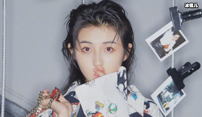 张子枫细心照顾小狗,是一个合格的铲屎官惹人喜爱