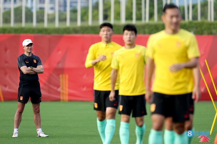 足球报点评国足阵容:7位置稳定,后腰、中锋等4位置人选待商榷
