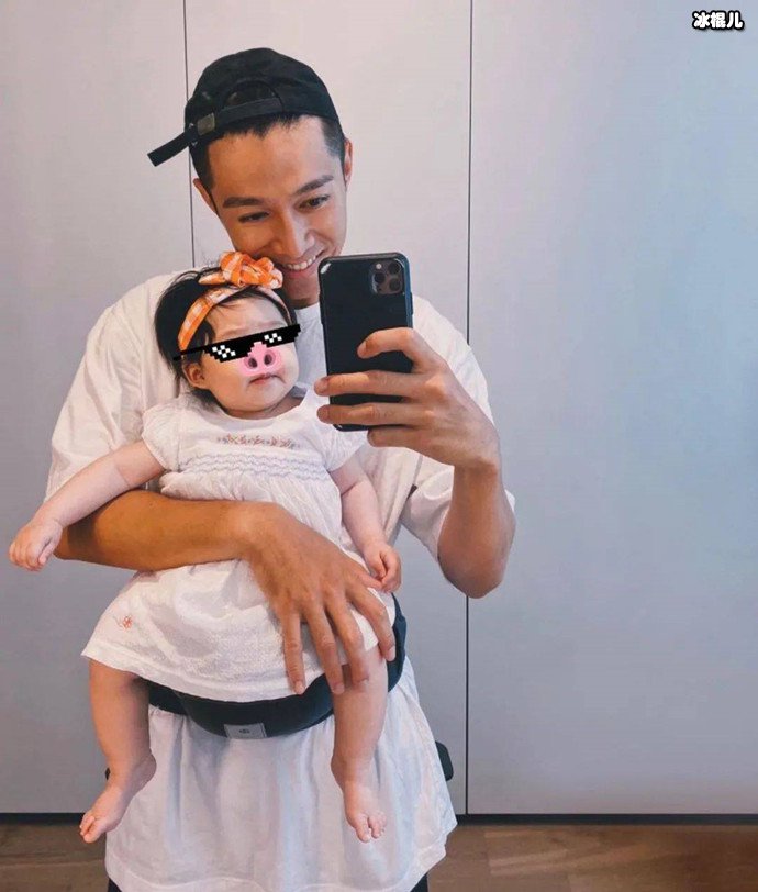周柏豪和圈外女友恋爱10年低调结婚,如今升级当爸了