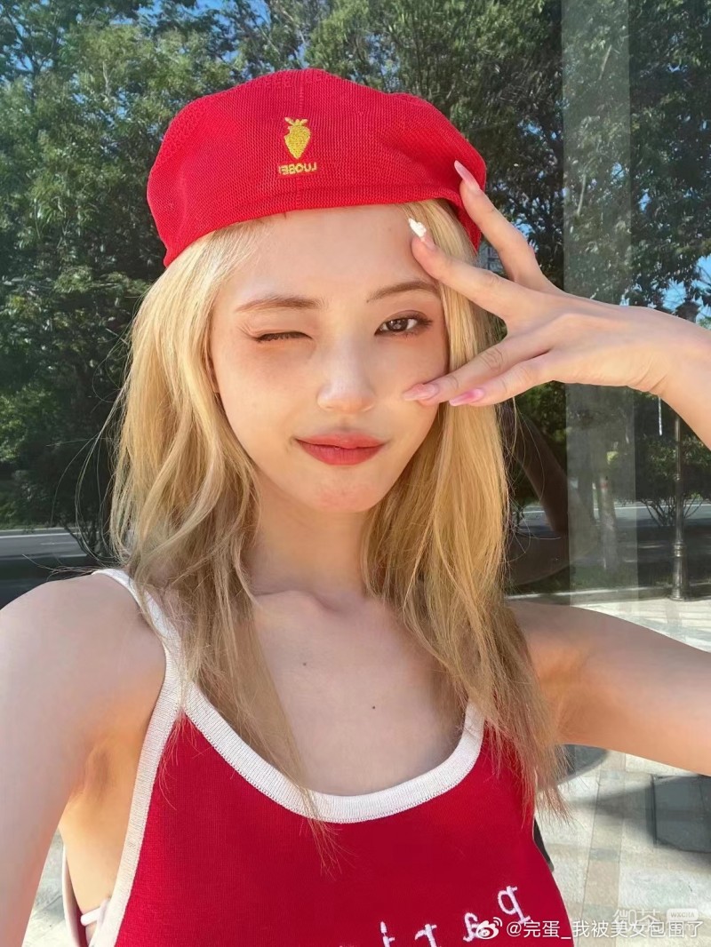 《完蛋！我被美女包围了！》郑梓妍给顾易发的自拍高清图片下载详情