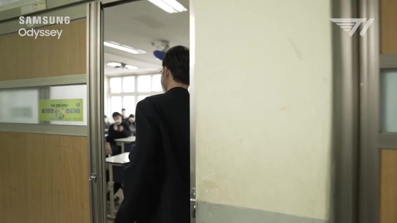 经典回顾：Faker回母校做客 学生们当场疯狂 纷纷鼓掌点头致意