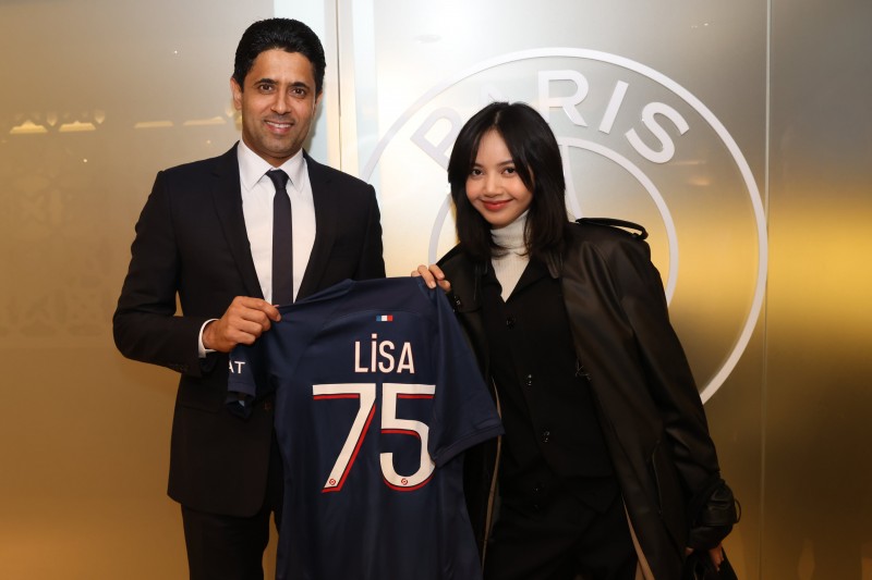 Lisa现场观战巴黎欧冠比赛,获赠球衣