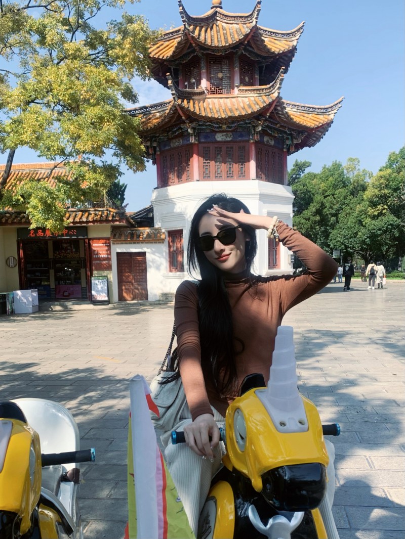 LPL女解说鼓鼓分享云南旅游照:这小细腰~堪称LPL苏妲己?