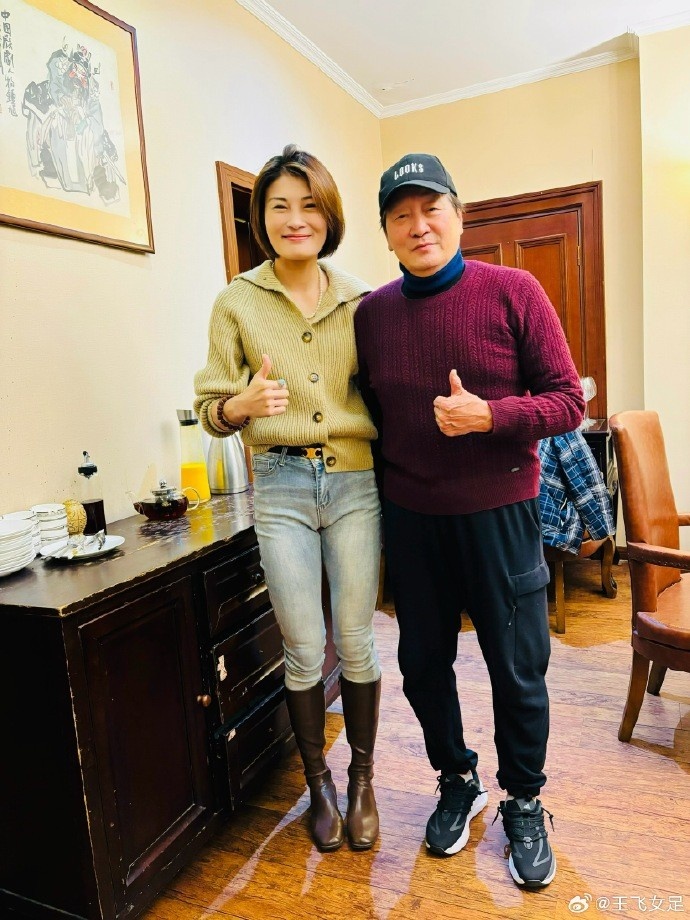 女足前国门王飞社媒晒与朱广沪合影:桃李不言,下自成蹊
