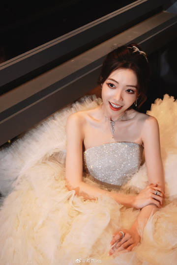 希然高定礼服照:完美曲线雍容华美 背部肌肉线条天赋爆炸