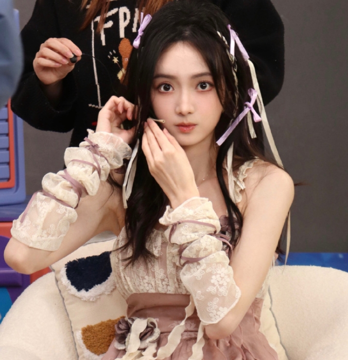 解说灵儿晒照:很高兴在元梦上线的第一天做客了星星宝的家