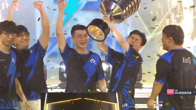 DOTA2官方分享AR夺冠瞬间:全场沸腾 金色的雨洒满现场