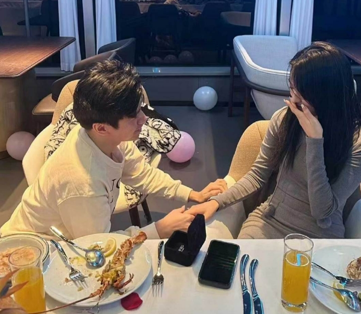 恭喜!xinyi浪漫晚餐中向女友求婚 成功求婚!