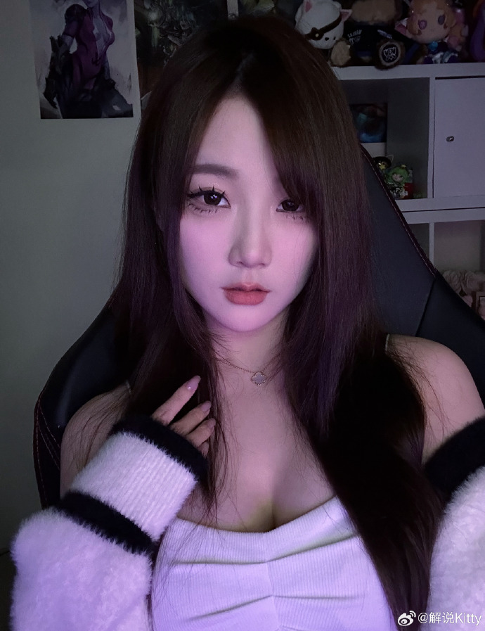 解说Kitty晒照:粉红灯光纯欲表情诱人 当之无愧大事业女主?
