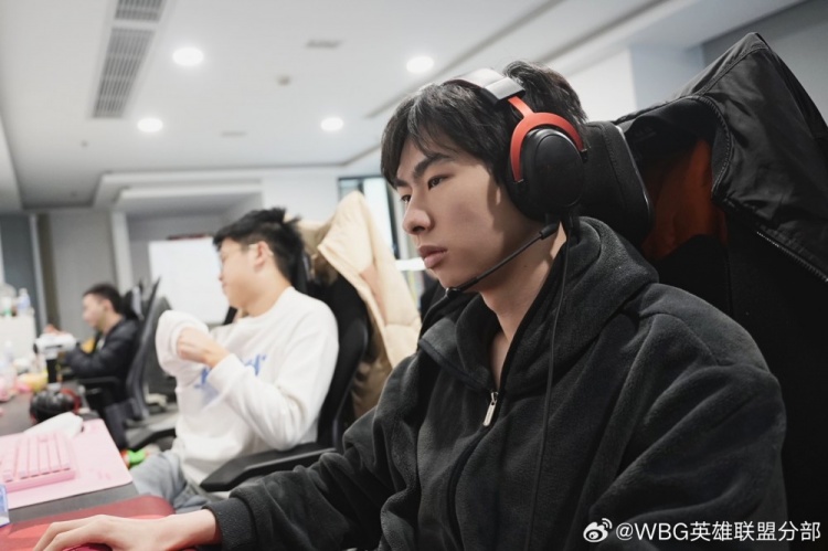 WBG选手训练照:揣手小浩上线 真的在装酷小朱上线