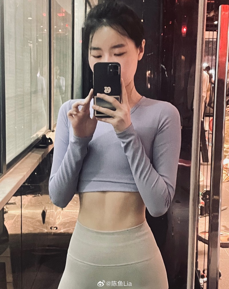 永劫无间解说陈鱼健身房晒:火辣身材苗条曲线挡不住!