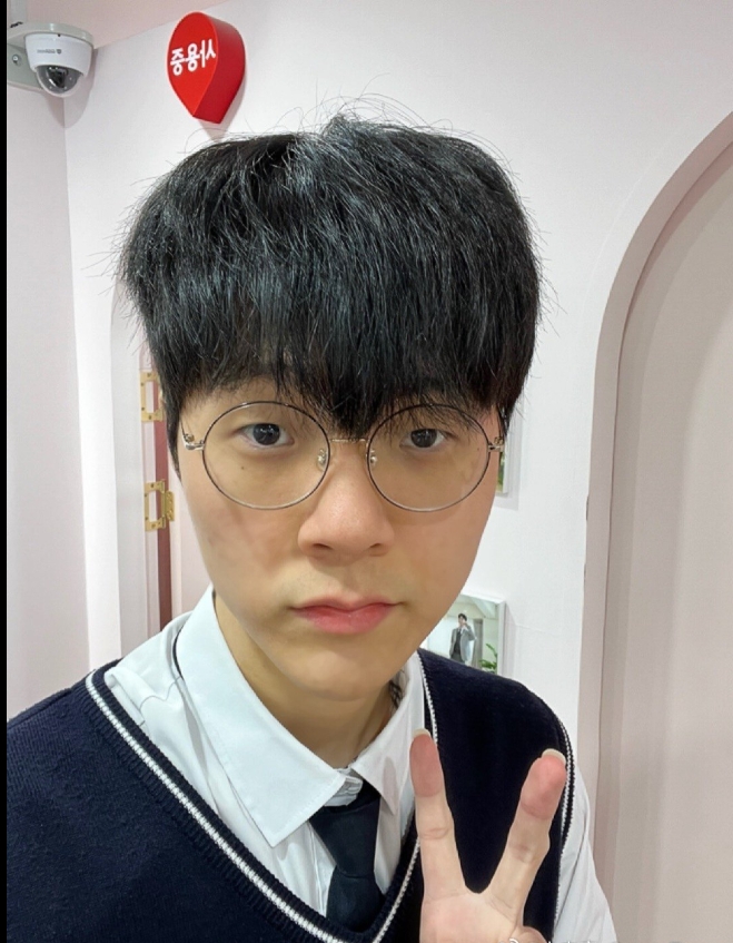 怀念青春了?!Teddy公开分享了一张校服自拍