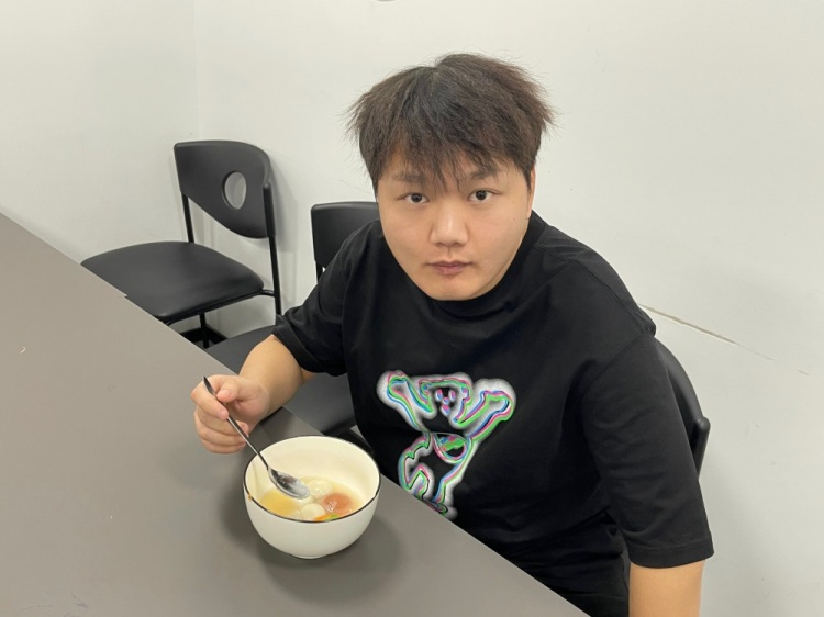JDG官博更新返图:今天是冬至,抓住三位吃汤圆的兄弟们