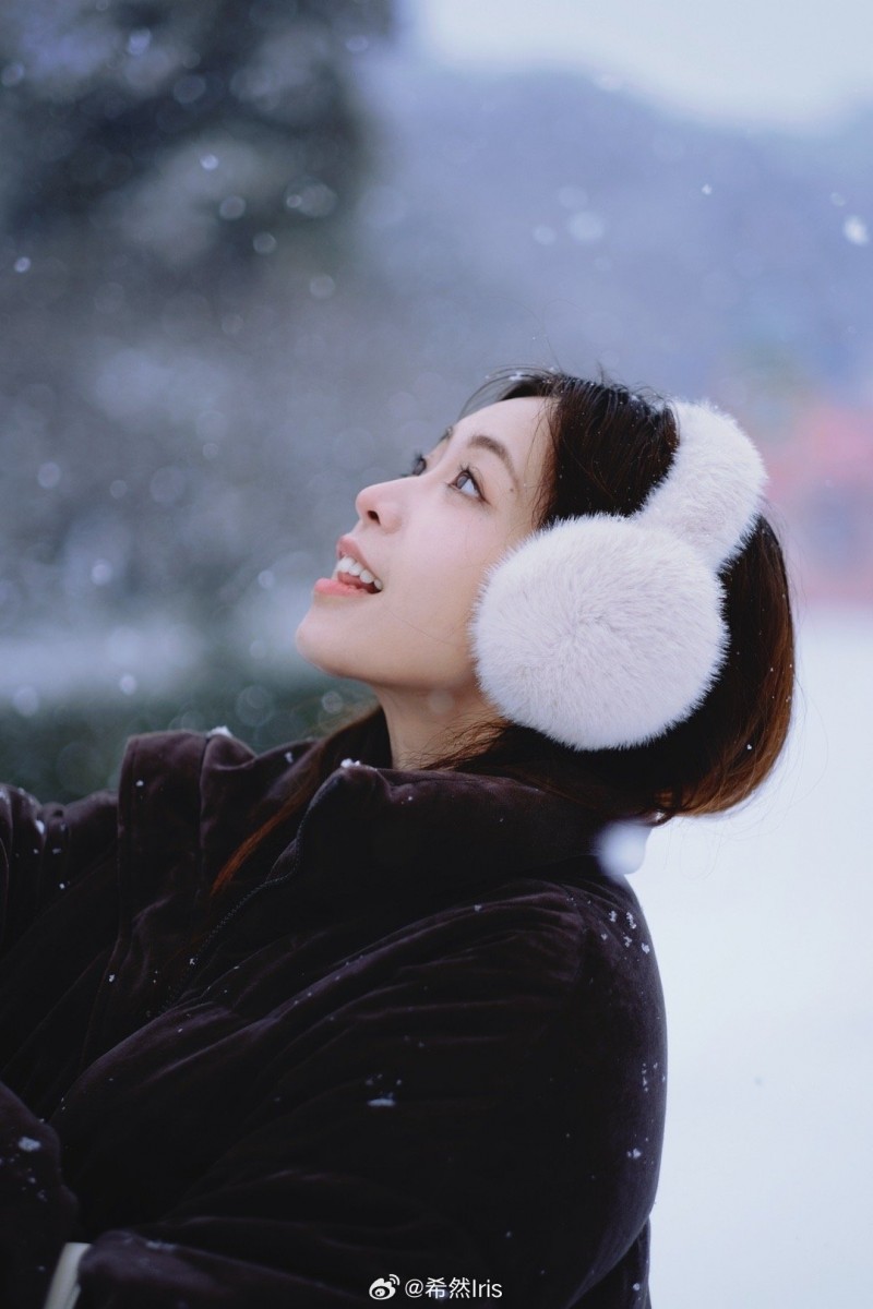 主持希然晒照:白雪皑皑满山川 美人婀娜如玉笙
