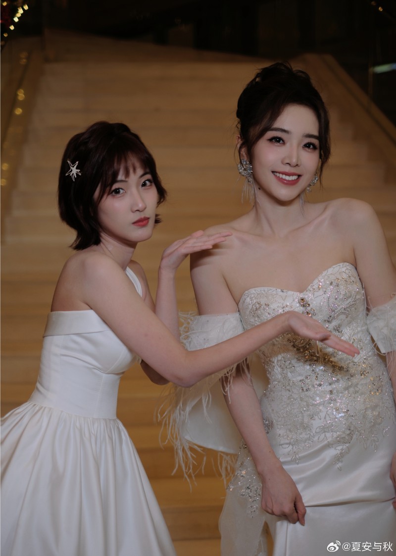 好好看?夏安分享自己与余霜合照:新婚快乐~是我第一次当伴娘!