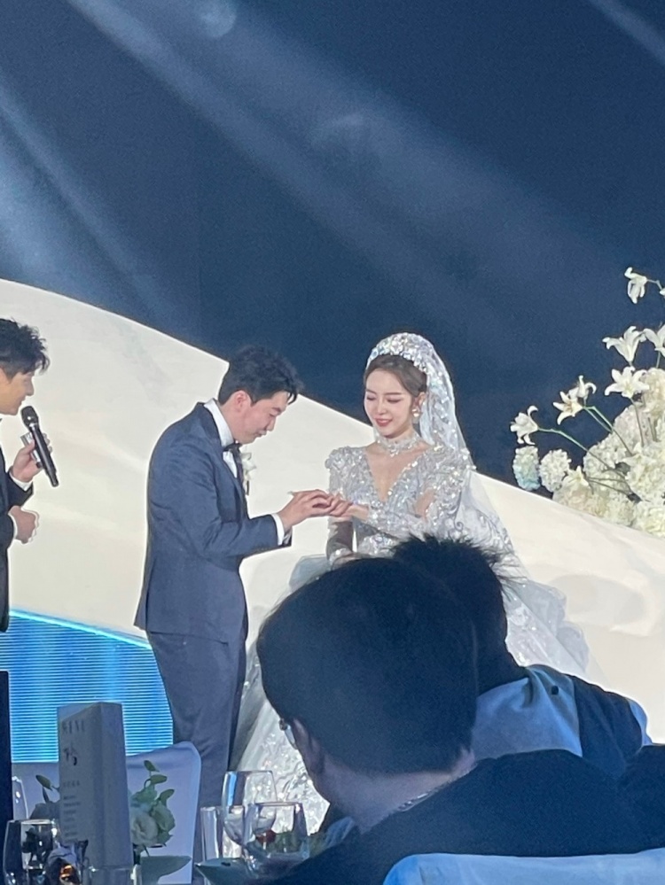 解说乘风儿晒现场图：祝管哥霜姐新婚快乐，长长久久
