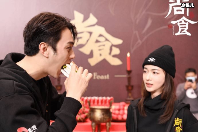 明星和粉丝间的趣事:许凯领粉丝红包,林更新被怼而他收到奇葩礼物