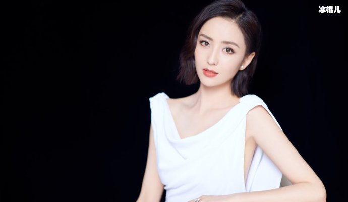 佟丽娅和同学合照曝光,藏不住的美貌在同班同学中脱颖而出