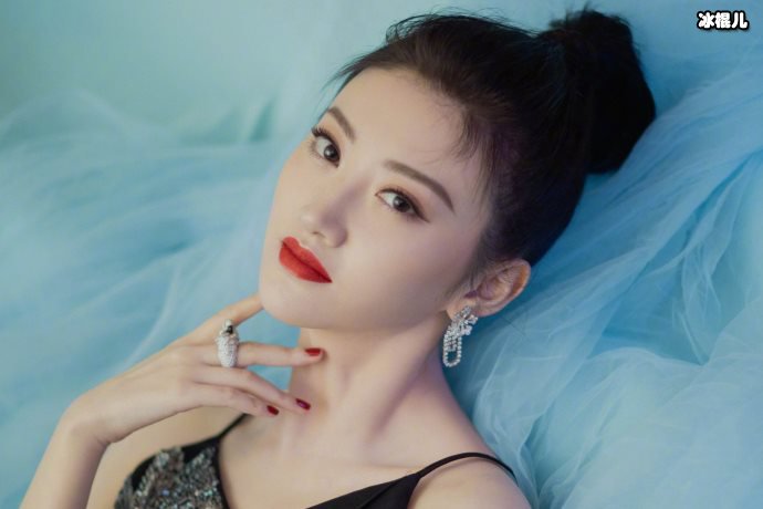 娱乐圈众女星时尚盛典争奇斗艳,景甜一袭抹胸裙身材尽显